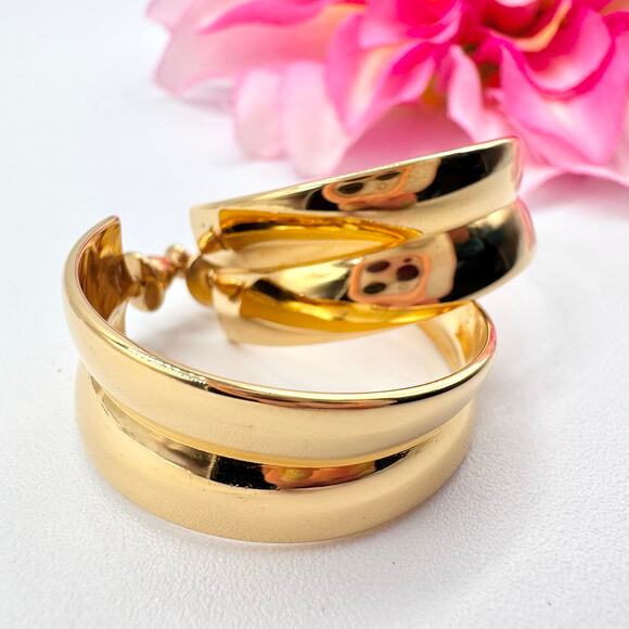 Vintage Monet Graduated Gold Tone Hoop Earrings Signed 1 1/4” Classic Chic - Picture 5 of 15